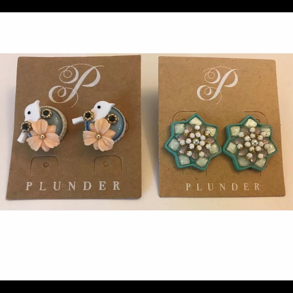 Plunder 2 pairs earrings.